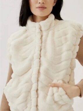 Maeve Anthropologie Plush Faux-Fur Vest in Cream size Large